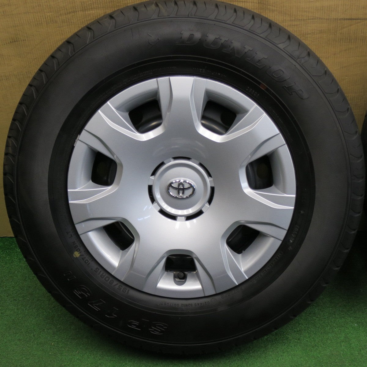 新車外し！23年★トヨタ 200系 ハイエース 純正 スチール 195/80R15 107/105N ダンロップ SP175N 15インチ PCD139.7/6H★6031101NKノ