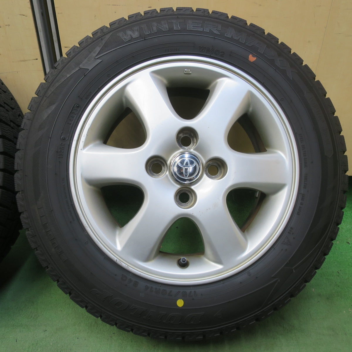 バリ溝！23年！8.5分◎トヨタ カローラ フィールダー 純正 175/70R14 スタッドレス ダンロップ ウインターマックス WM02 14インチ PCD100/4H◎6061201イス