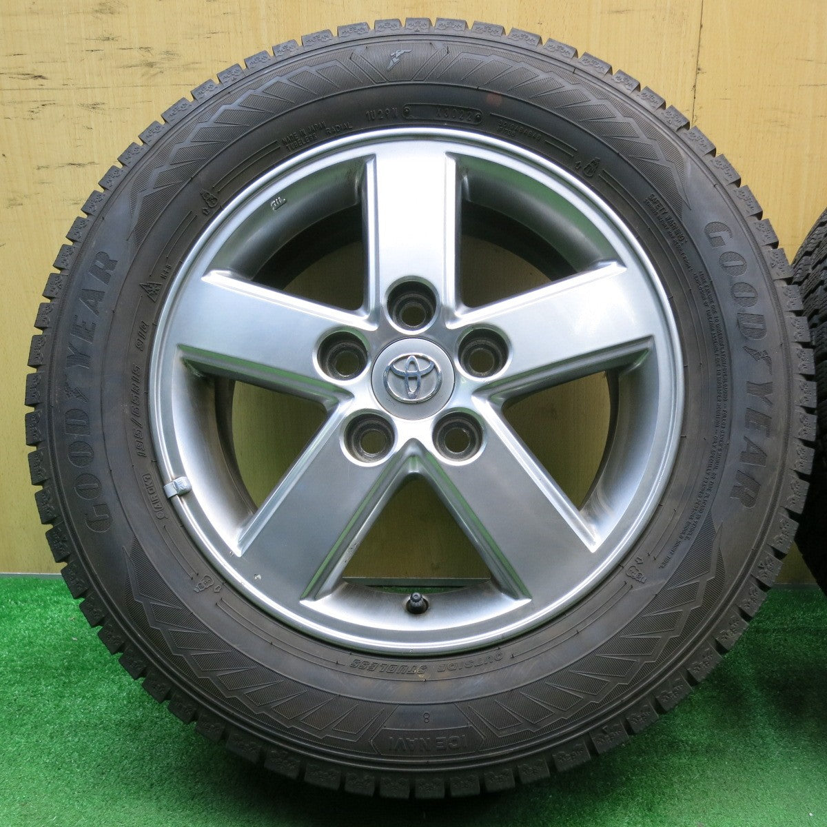 バリ溝！22年！8.5分★トヨタ 60系 ノア ヴォクシー 純正 195/65R15 スタッドレス グッドイヤー アイスナビ8 15インチ PCD114.3/5H★5050401NJス
