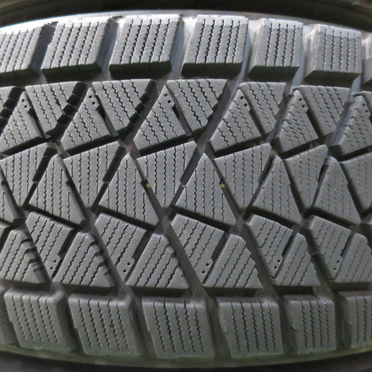 [送料無料] バリ溝！キレイ！8.5分★スタッドレス 225/65R17 ブリヂストン ブリザック DM-V2 VELVA SPORT ヴェルヴァ 17インチ PCD114.3/5H★4112607イス