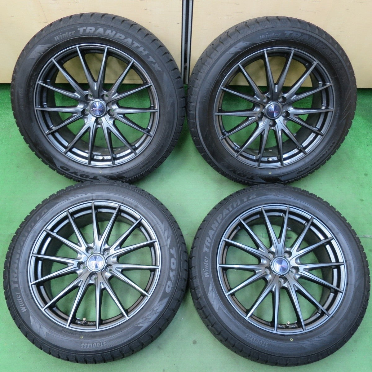 バリ溝！21年！キレイ！9.5分以上★スタッドレス 235/55R19 トーヨー ウインター トランパス TX VELVA SPORTZ ヴェルヴァ 19インチ PCD114.3/5H★5040702イス