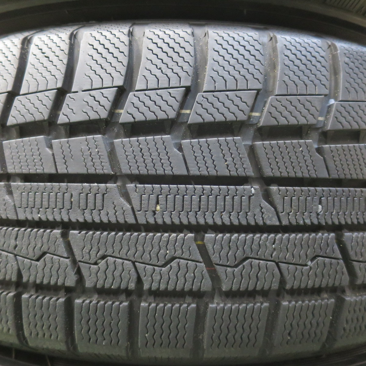 バリ溝！キレイ！9.5分以上★スタッドレス 225/60R17 トーヨー ウインター トランパス TX VELVA SPORT ヴェルヴァ スポーツ 17インチ PCD114.3/5H★6012002イス