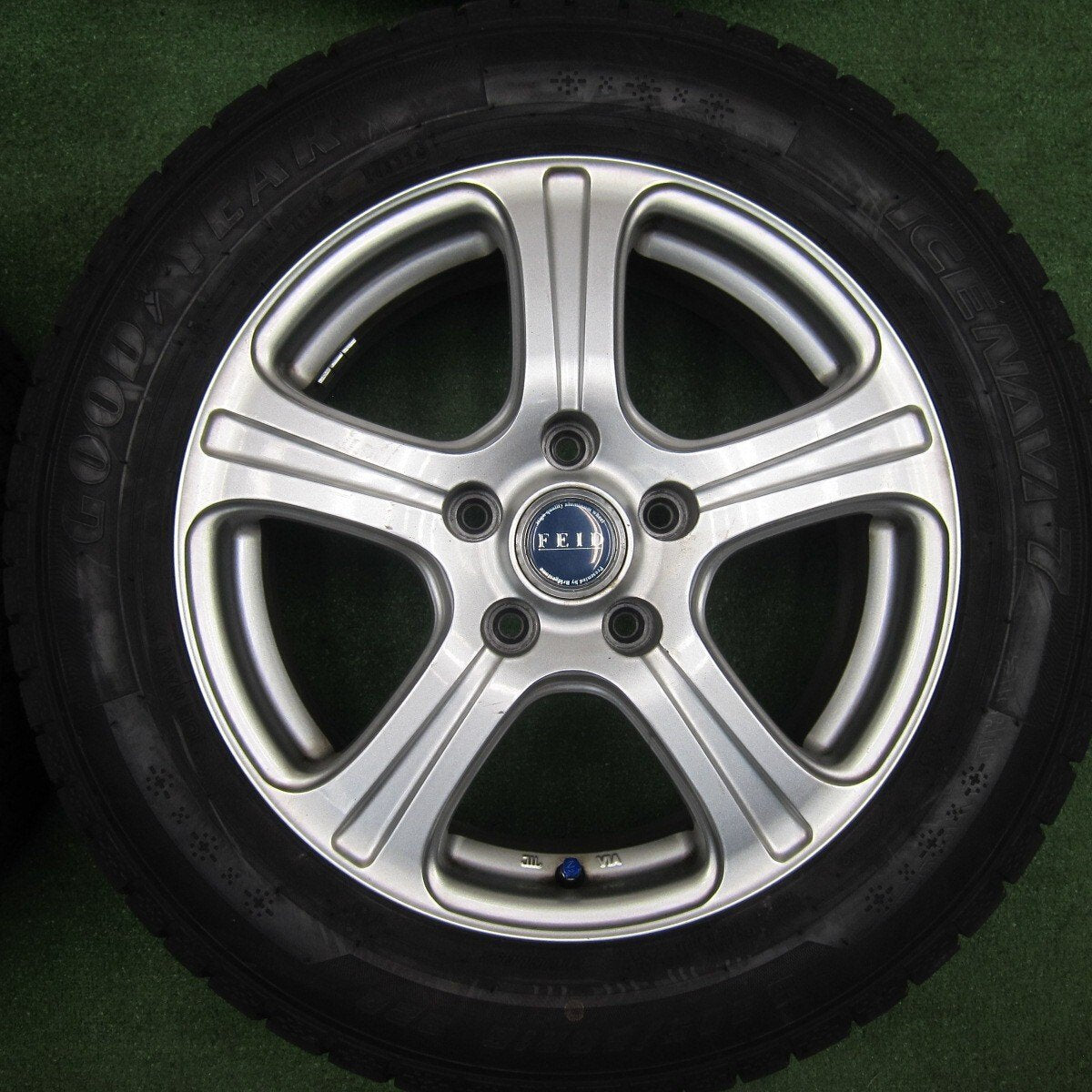 バリ溝！22年！キレイ！9.5分以上★スタッドレス 205/60R16 グッドイヤー アイスナビ7 FEID 16インチ PCD114.3/5H★4121406TNス