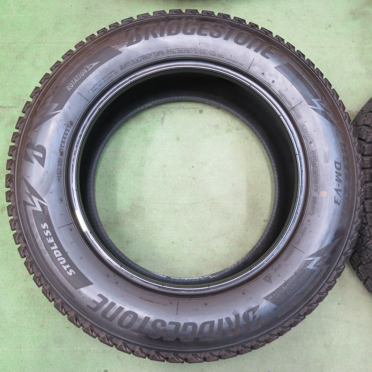 バリ溝！22年！9.5分★スタッドレス 225/65R17 ブリヂストン ブリザック DM-V3 タイヤ 17インチ ハリアー RAV4 エクストレイル CX-5 等★5121706イスタ