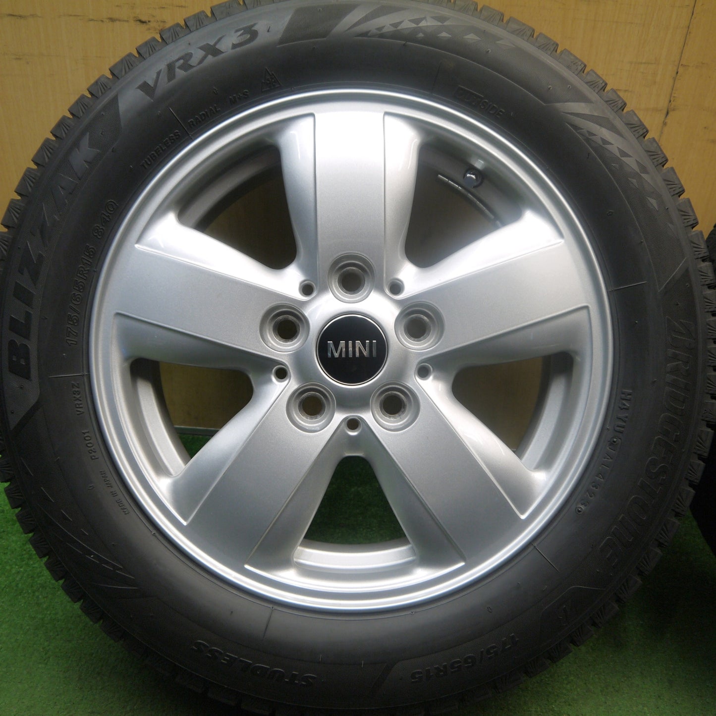バリ溝！23年！キレイ！9.5分★MINI ミニ クーパー F56 純正 175/65R15 スタッドレス ブリヂストン ブリザック VRX3 15インチ PCD112/5H★5092202Hス