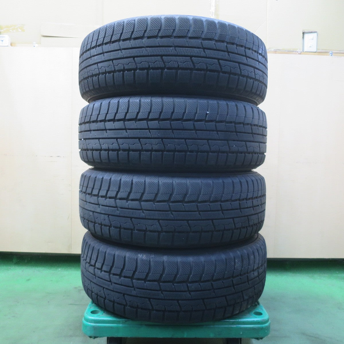 バリ溝！22年！キレイ！9.5分以上★スタッドレス 215/60R17 トーヨー ウインター トランパス TX SCHNEIDER シュナイダー 17インチ PCD114.3/5H★6032309イス