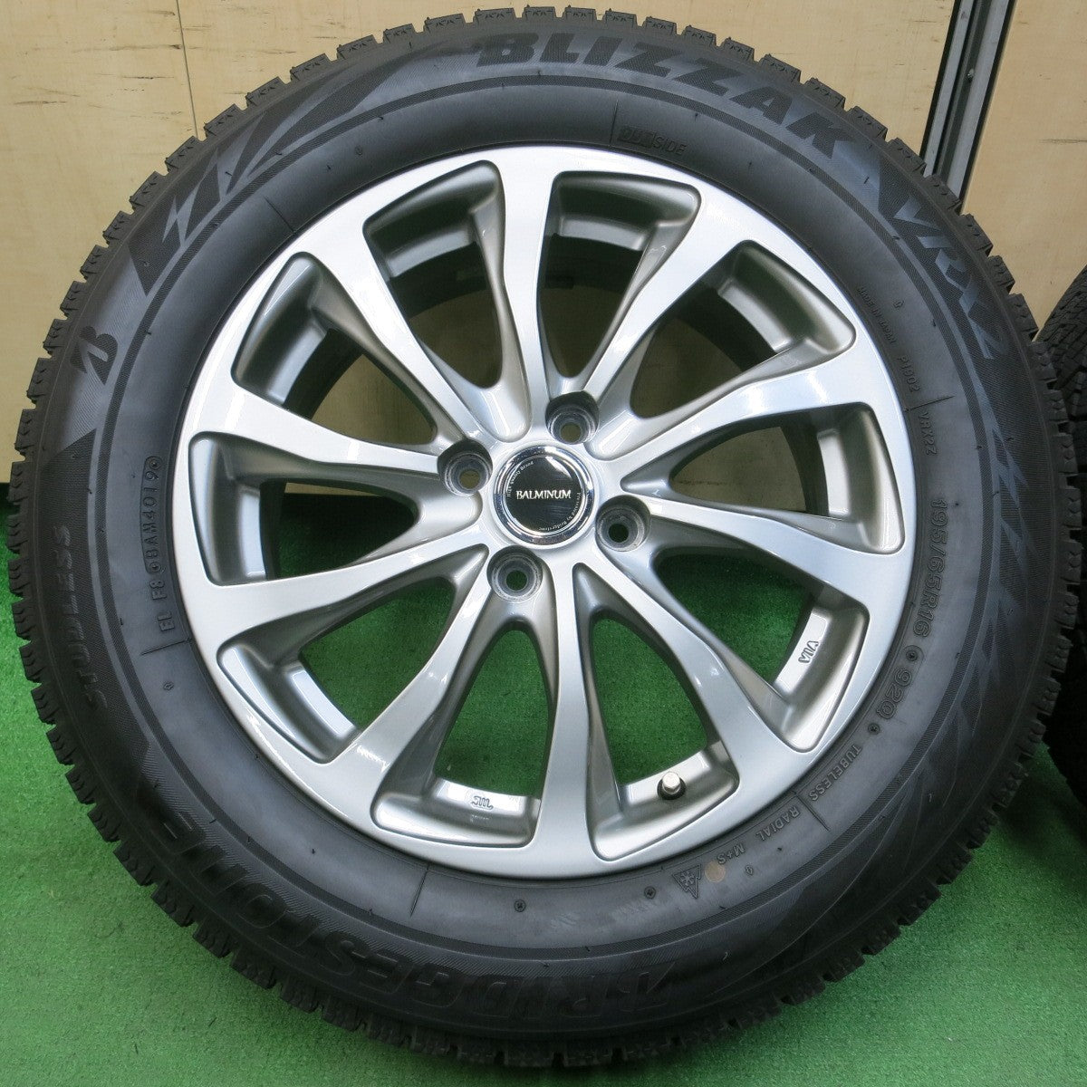 *送料無料* バリ溝！キレイ！9.5分★スタッドレス 195/65R16 ブリヂストン ブリザック VRX2 BALMINUM バルミナ 16インチ PCD100/4H★4040614イス