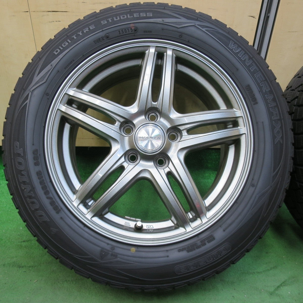 バリ溝！キレイ！9分★プリウス 等 185/65R15 スタッドレス ダンロップ ウインターマックス WM01 WAREN ヴァーレン 15インチ PCD100/5H★5021102イス