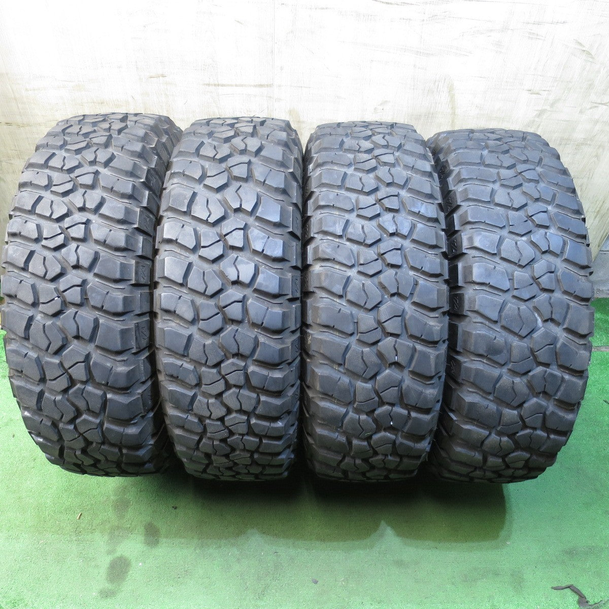*送料無料* キレイ★ジープ ラングラーアンリミテッド ルビコン 純正 255/75R17 BFグッドリッチ Mud-Terrain T/A KM2 PCD127/5H★4031902クノ