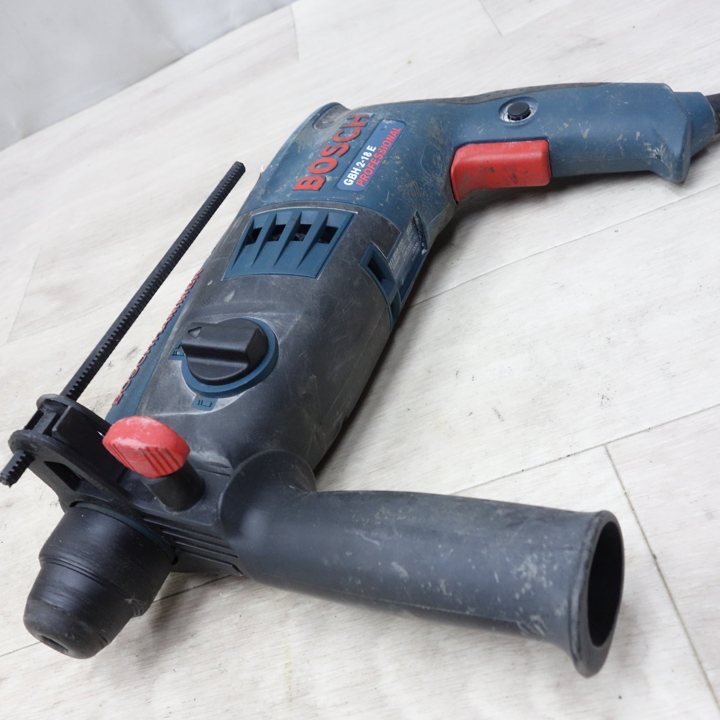 [送料無料] 付属品付き◆ボッシュ 18mm ハンマー ドリル 100V GBH2-18E ケース付き BOSCH 電動 工具◆