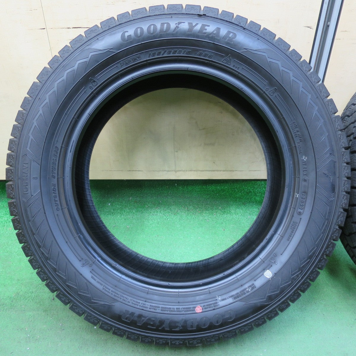 [送料無料] バリ溝！22年！8.5分★スタッドレス 185/65R15 グッドイヤー アイスナビ8 タイヤ 15インチ アクア シエンタ フリード ノート 等★5040307イスタ
