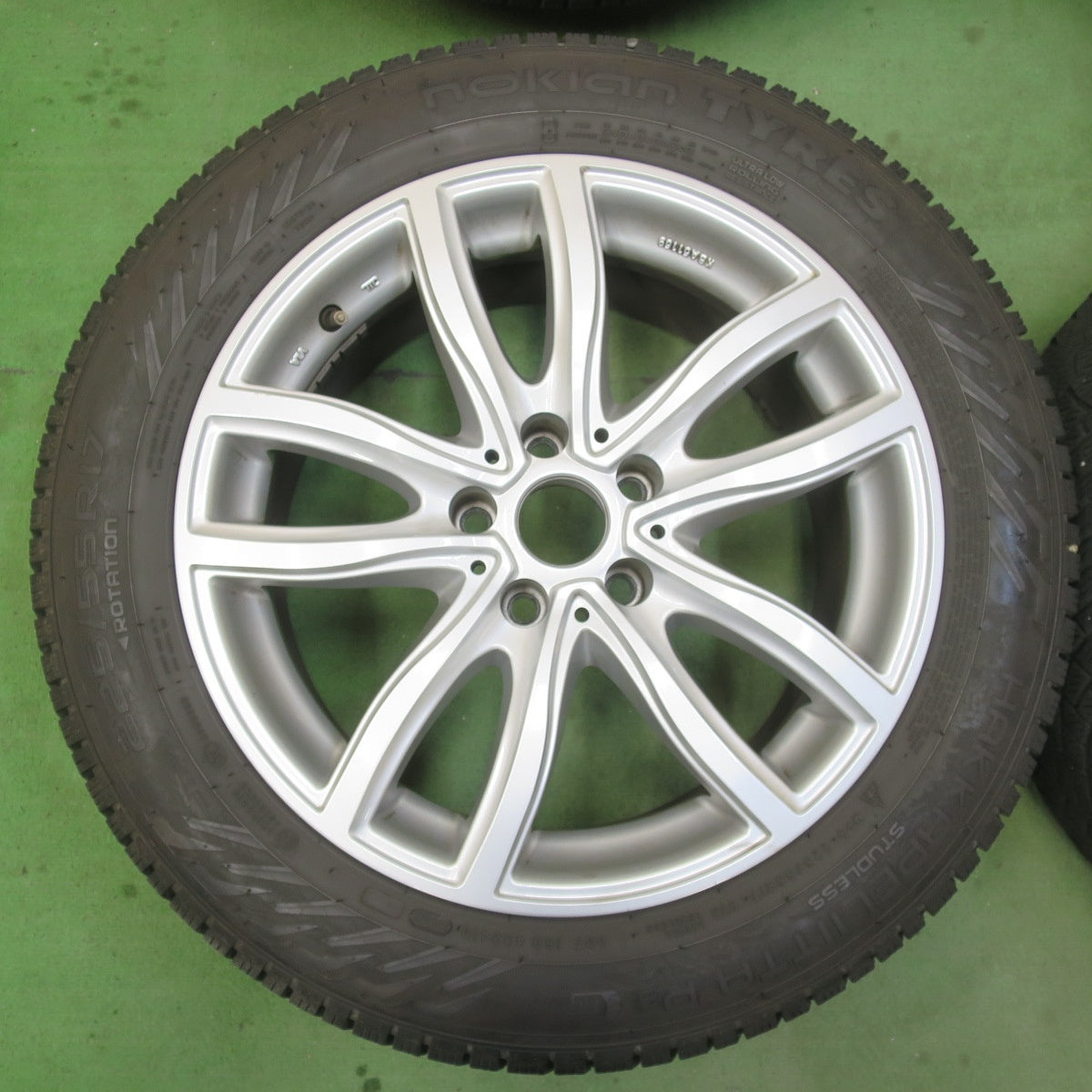 バリ溝！22年！8.5分★BMW 等 MAK FAHR 225/55R17 スタッドレス ノキアン ハッカペリッタ R5 FRT 17インチ ファー PCD112/5H★6022607イス