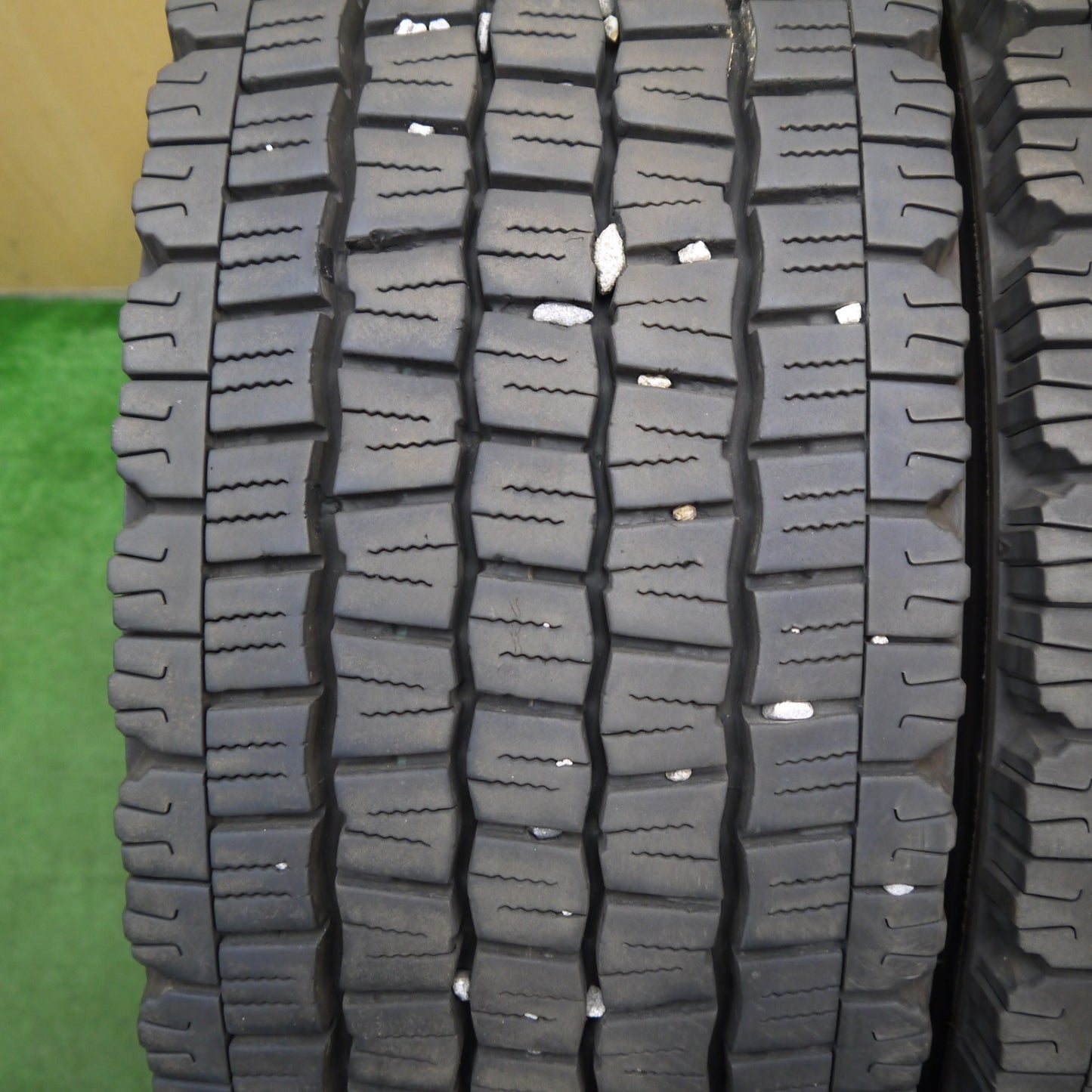 2本価格！23年★トラック タイヤ 245/70R19.5 136/134J スタッドレス ダンロップ デクテス SP081 DECTES 19.5インチ★5062306KKスタ
