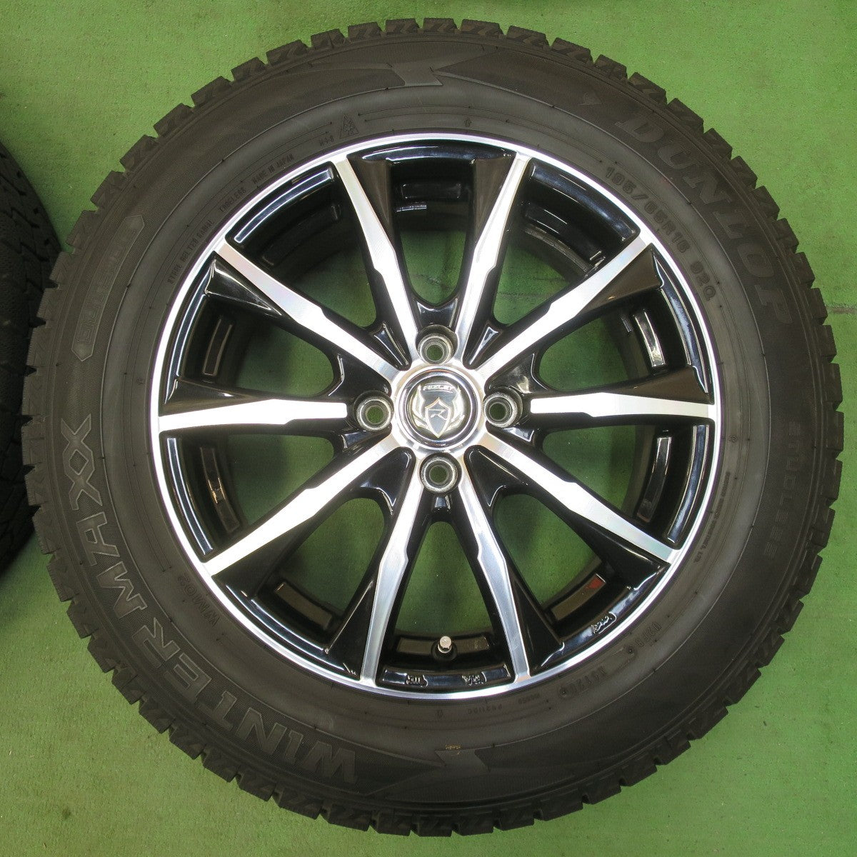 バリ溝！キレイ！9.5分★スタッドレス 195/65R16 ダンロップ ウインターマックス WM02 RiZLEY ライツレー 16インチ PCD100/4H★5050809イス