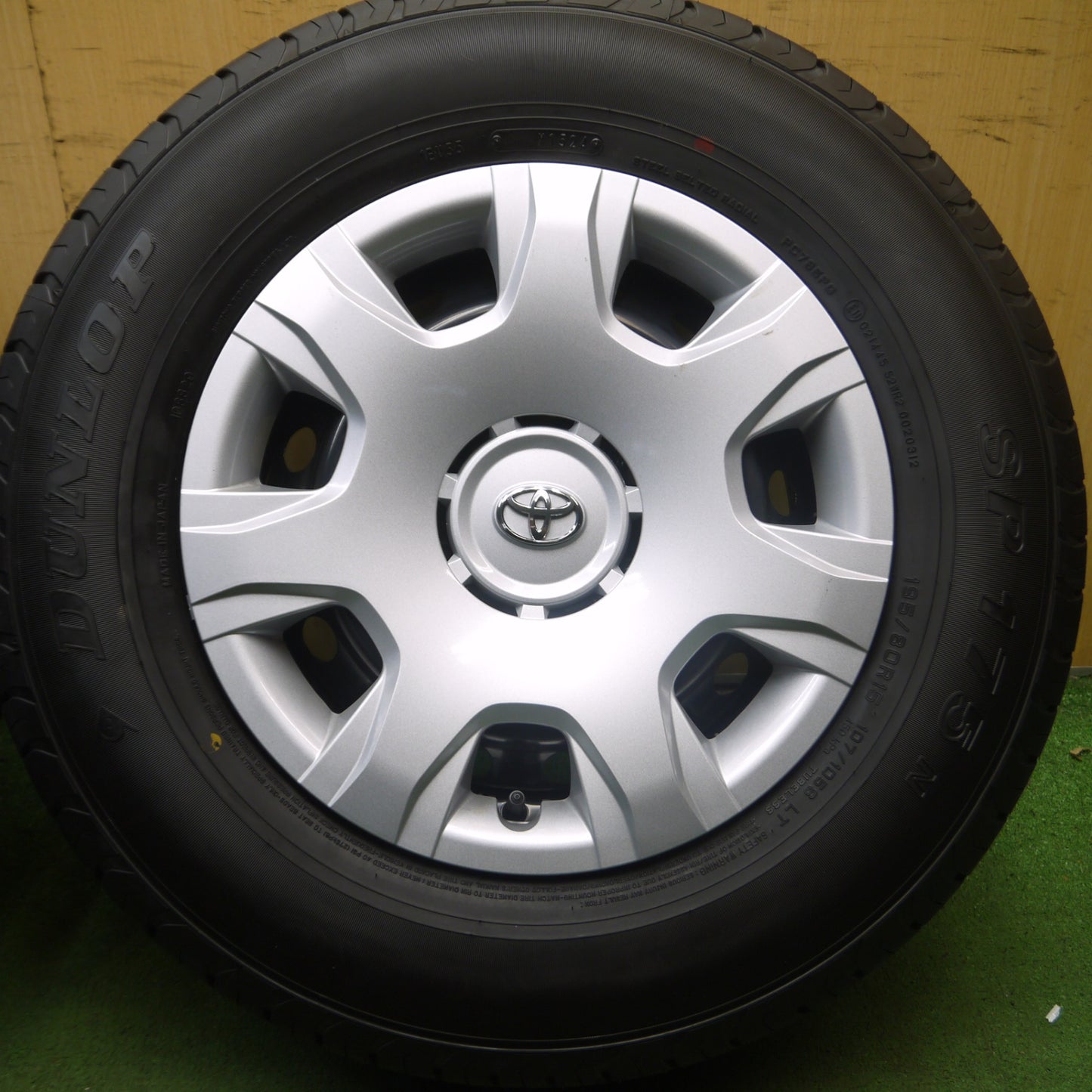 *送料無料* 新車外し！24年★トヨタ 200系 ハイエース 純正 スチール 195/80R15 107/105S ダンロップ SP175N PCD139.7/6H★4061408Hノ