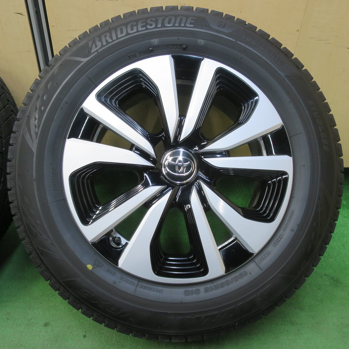 バリ溝！22年！キレイ！9分★トヨタ 50系 プリウス PHV 純正 195/65R15 スタッドレス ブリヂストン ブリザック VRX3 15インチ PCD100/5H★5061803イス