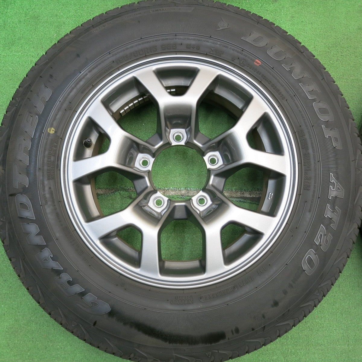 バリ溝！24年！キレイ！8.5分★スズキ JB74Ｗ ジムニー シエラ 純正 195/80R15 ダンロップ AT20 グラントレック 15インチ PCD139.7/5H★5062207HAノ