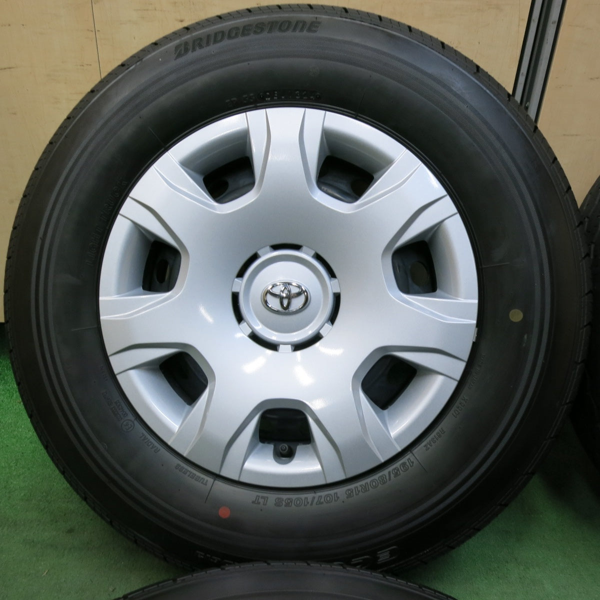 [送料無料] 新車外し！24年★トヨタ 200系 ハイエース 純正 スチール 195/80R15 107/105S ブリヂストン エコピア RD613 15インチ PCD139.7/6H★5022808SYノ