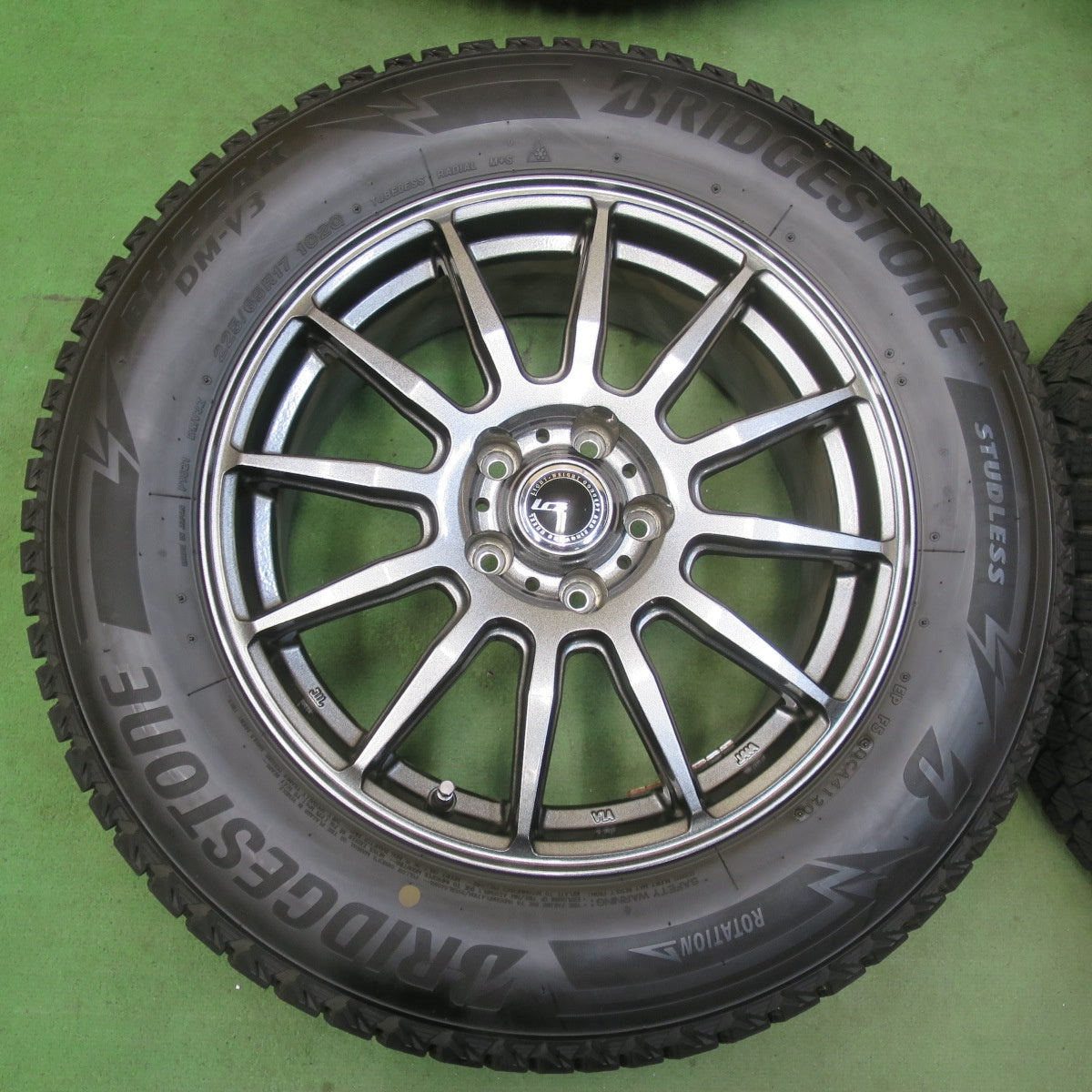 バリ溝！キレイ！9.5分★スタッドレス 225/65R17 ブリヂストン ブリザック DM-V3 LCZ 社外 アルミ 17インチ PCD114.3/5H★5122212イス