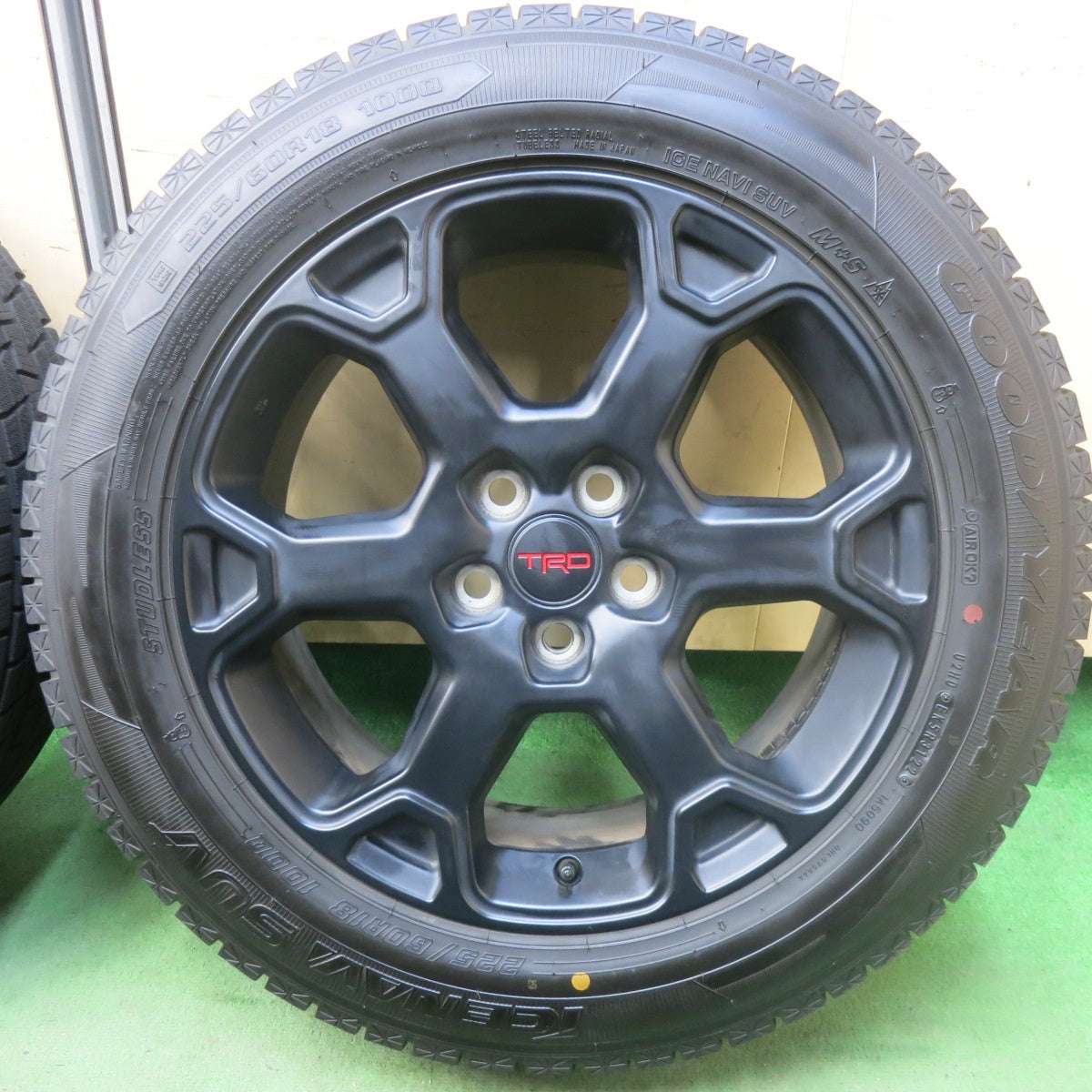 バリ溝！22年！キレイ！9.5分以上★US トヨタ RAV4 純正 TRD 225/60R18 スタッドレス グッドイヤー アイスナビ SUV 18インチ PCD114.3/5H★6022401SKス