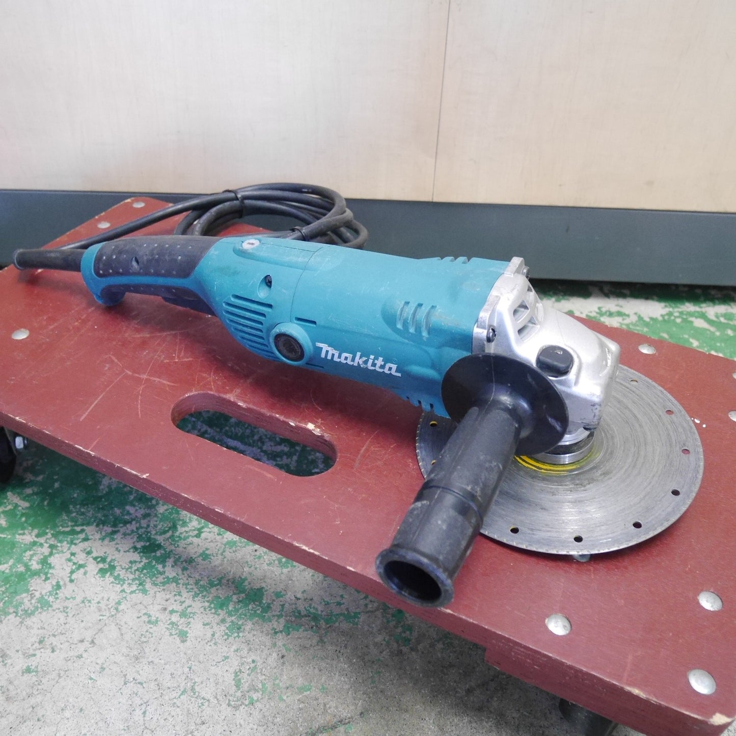 [送料無料] ☆マキタ 150mm ディスクグラインダー GA6021C 電動 工具 研削 研摩 研磨 機 コード式 100V makita☆
