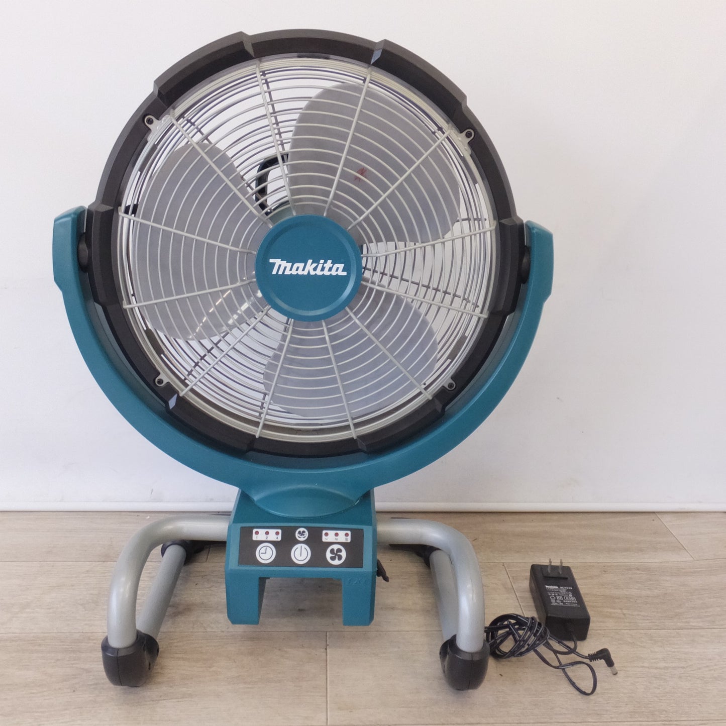 [送料無料] ★マキタ makita 充電式産業扇 CF300D 　ACアダプタ K42A120350J　セット　バッテリ なし★