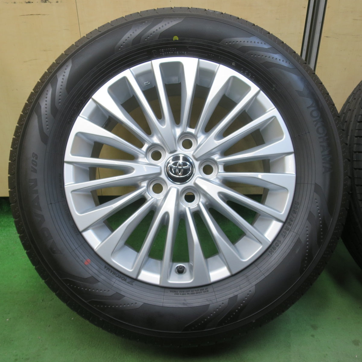 新車外し！23年★トヨタ 40系 アルファード ヴェルファイア 純正 225/65R17 ヨコハマ アドバン V03 17インチ PCD120/5H★6021701イノ