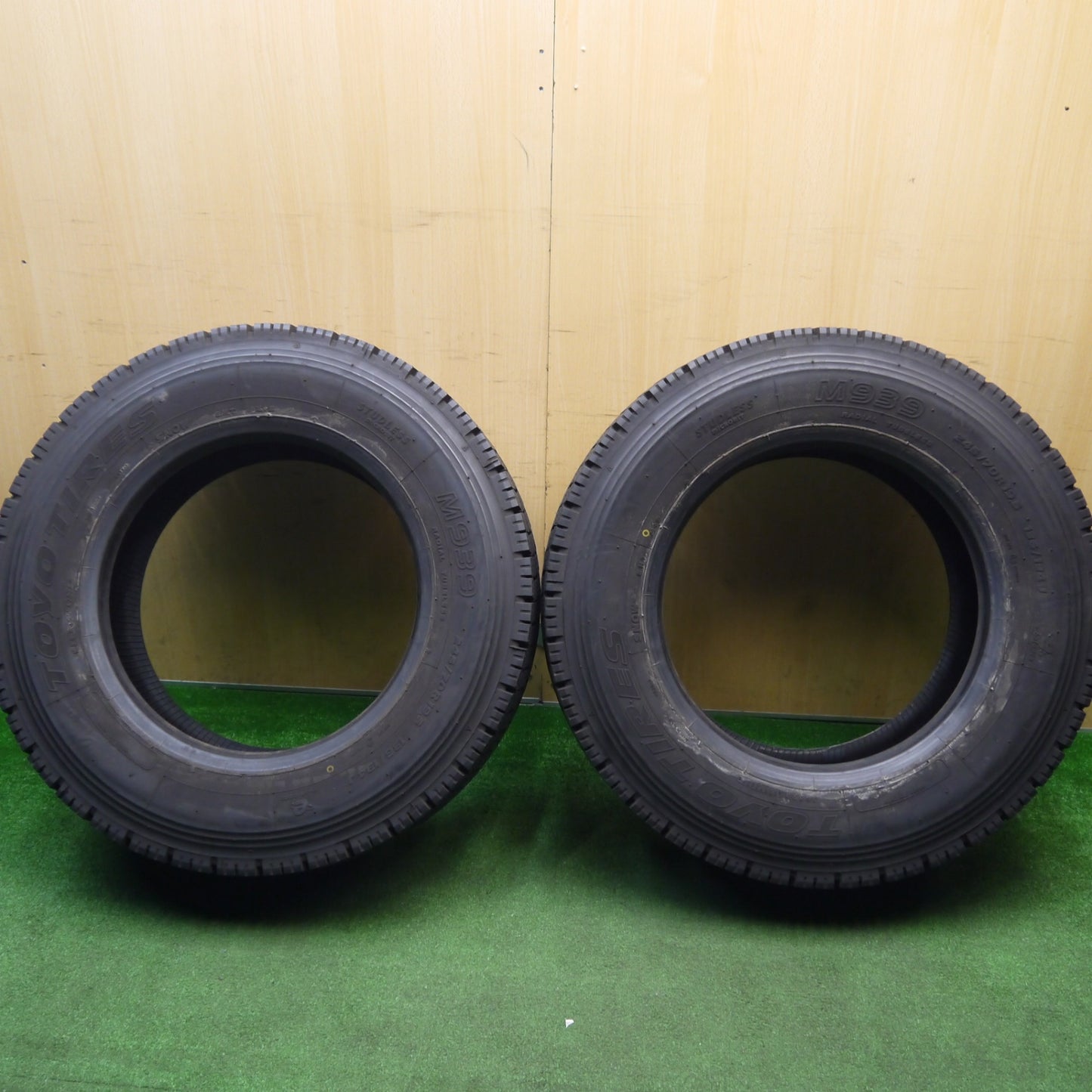 バリ溝！24年！9.5分！2本★トラック タイヤ 245/70R19.5 136/134J スタッドレス トーヨー M939 19.5インチ★5121215Hスタ