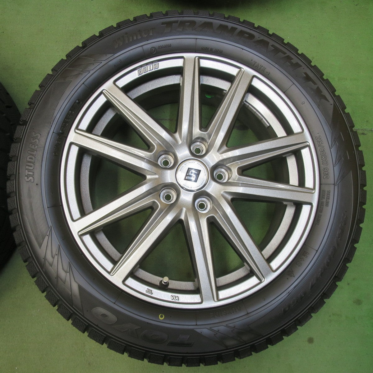 バリ溝！キレイ！ほぼ10分★スタッドレス 215/60R17 トーヨー ウインター トランパス TX SEIN SS ザイン 17インチ PCD114.3/5H★6041504イス