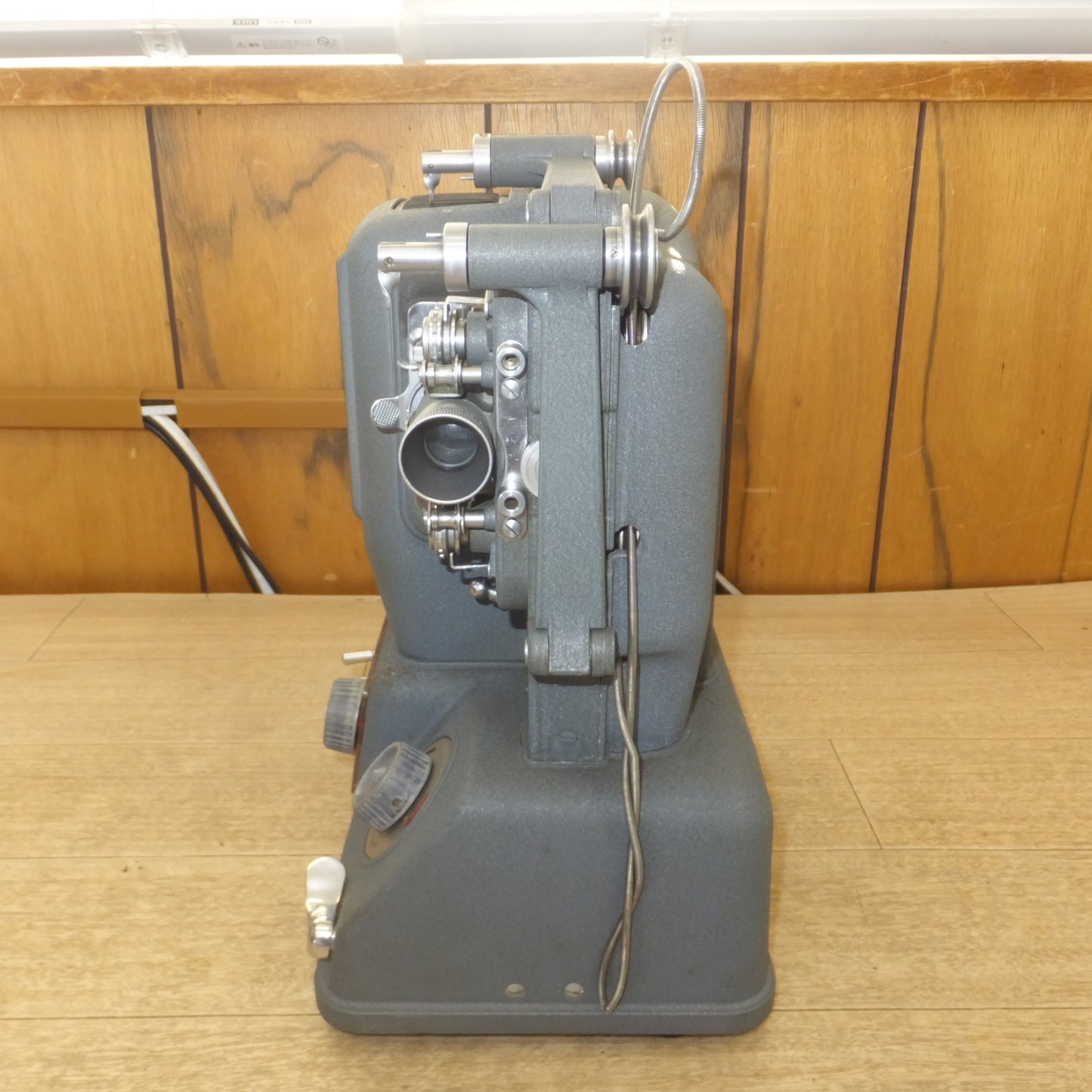 [送料無料] 現状品★エルモ ELMO 8mm 映写機 プロジェクター E-80　AC90～110V 50/60Hz　昭和レトロ アンティーク★