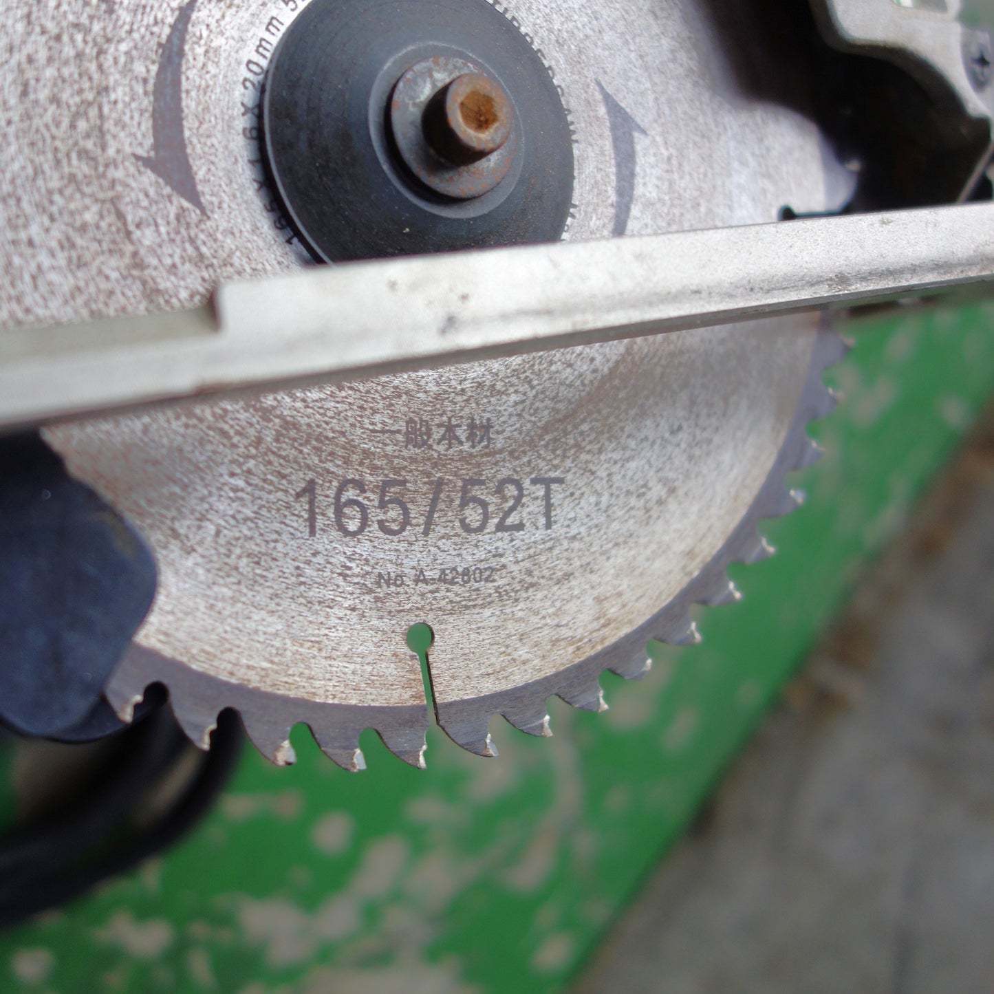 [送料無料] ◆makita マキタ 165mm マルノコ M562 切断機 丸のこ 電動工具 100V◆