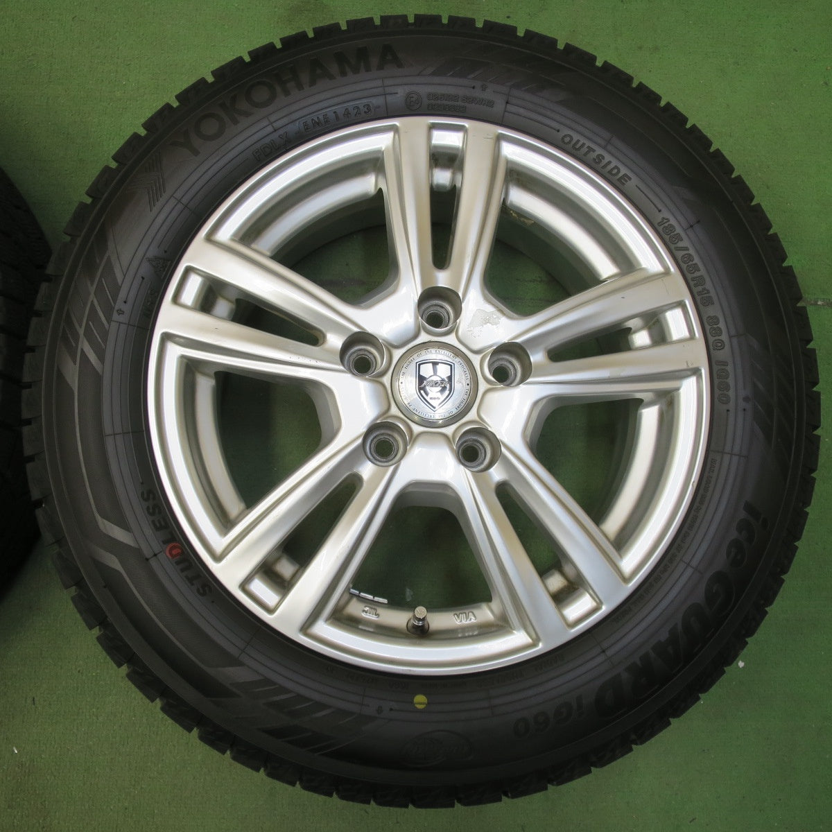 バリ溝！23年！9.5分★スタッドレス 185/65R15 ヨコハマ アイスガード iG60 JOKER ジョーカー 15インチ PCD114.3/5H★5111206イス