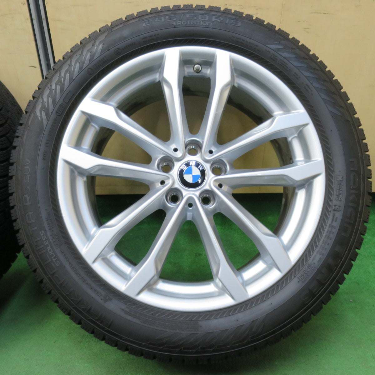 [送料無料] センサー付！バリ溝！22年！キレイ！9.5分以上★BMW X3 X4 純正 245/50R19 スタッドレス ノキアン タイヤ ハッカペリッタ R5 SUV 19インチ PCD112/5H★4112502イス