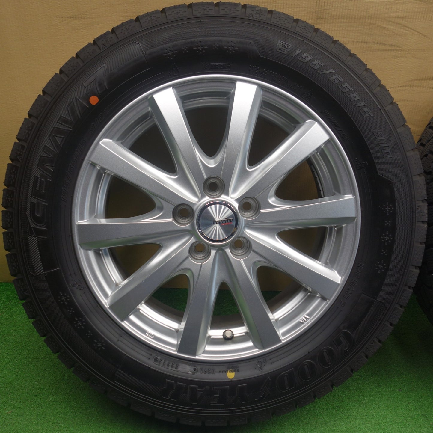 バリ溝！22年！キレイ！9.5分★プリウス 等 195/65R15 スタッドレス グッドイヤー アイスナビ7 ravrion RS01 ラブリオン 15インチ PCD100/5H★6051803KTス