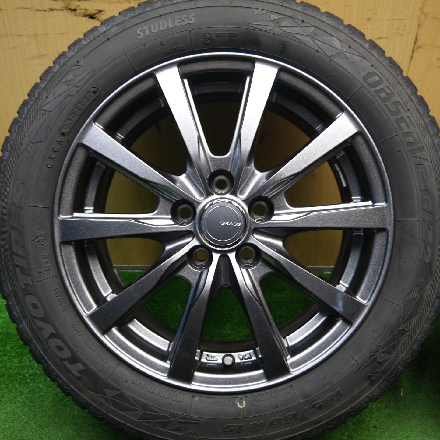 バリ溝！キレイ！8.5分★シエンタ 等 185/60R15 スタッドレス トーヨー オブザーブ GIZ2 GRASS グラス 15インチ PCD100/5H★5042303Hス