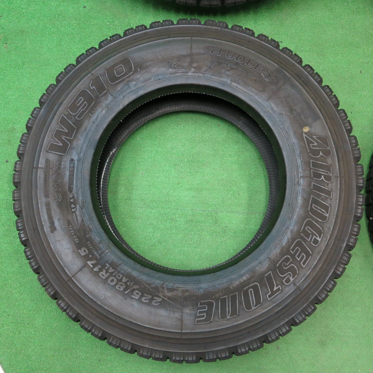 *送料無料* バリ溝！22年！9.5分★トラック タイヤ 225/80R17.5 123/122L スタッドレス ブリヂストン W910 17.5インチ★4050702ナスタ