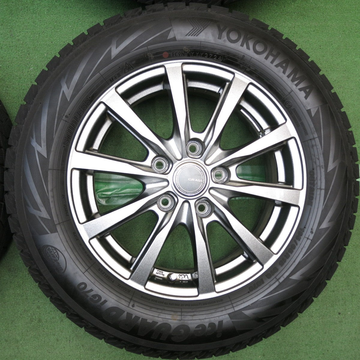 バリ溝！24年！キレイ！9.5分以上◎スタッドレス 195/65R15 ヨコハマ アイスガード iG70 GRASS グラス 15インチ PCD114.3/5H◎6091107KKス