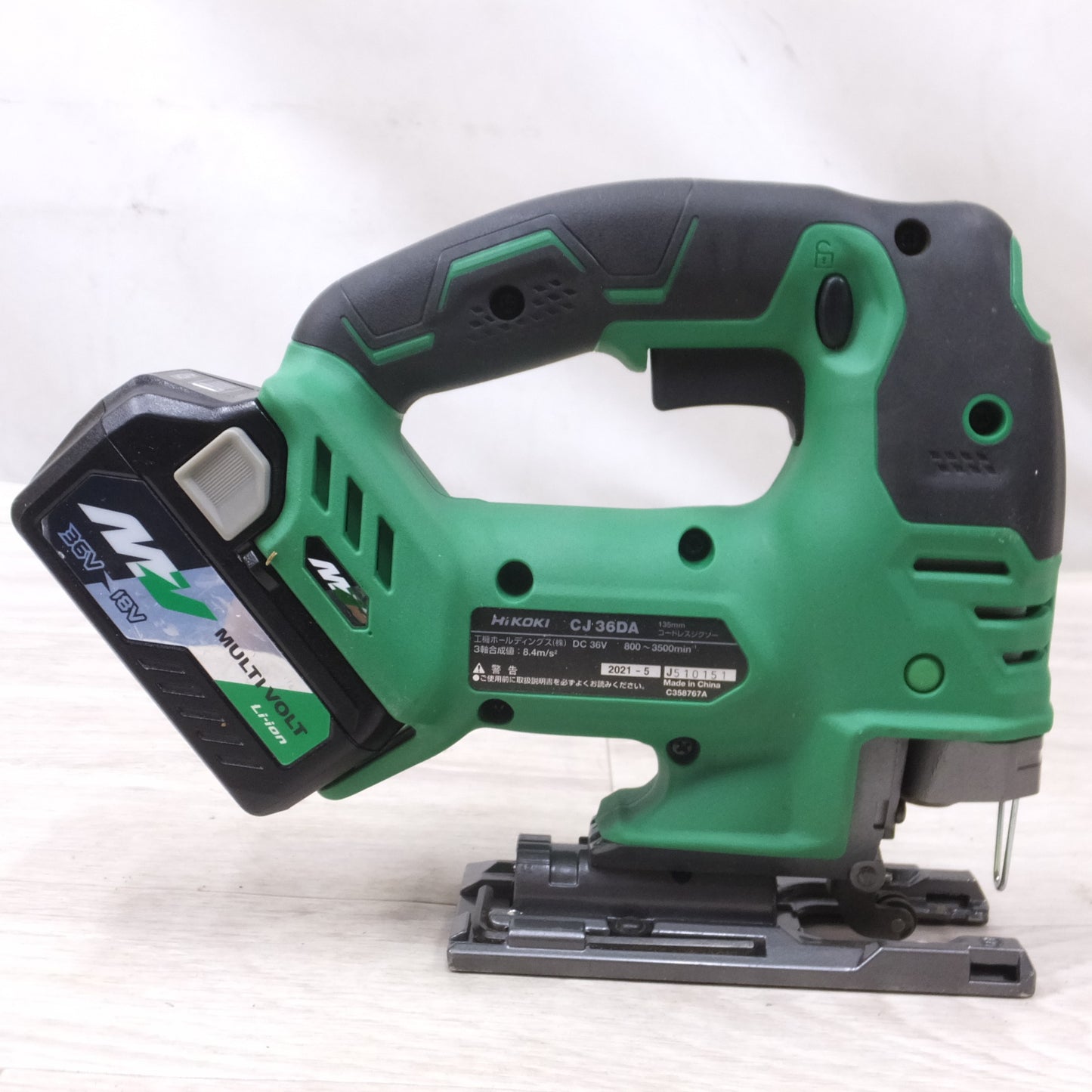 [送料無料] キレイ！付属品付き◆HIKOKI 135mm 36V コードレス ジグソー CJ36DA バッテリー ケース 充電器 替刃 付き 電気 のこぎり 電動 工具◆