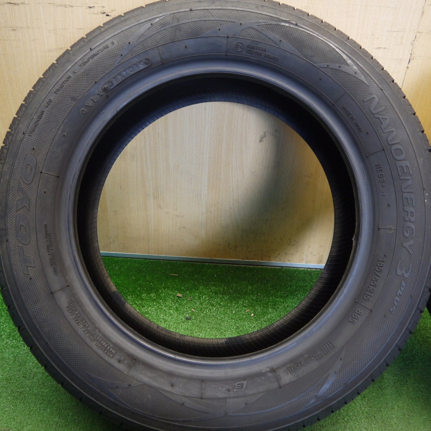 バリ溝！ほぼ10分★185/65R15 トーヨー ナノエナジー3 プラス NANOENERGY3 PLUS タイヤ 15インチ ノート デミオ 等★6042804Hノタ