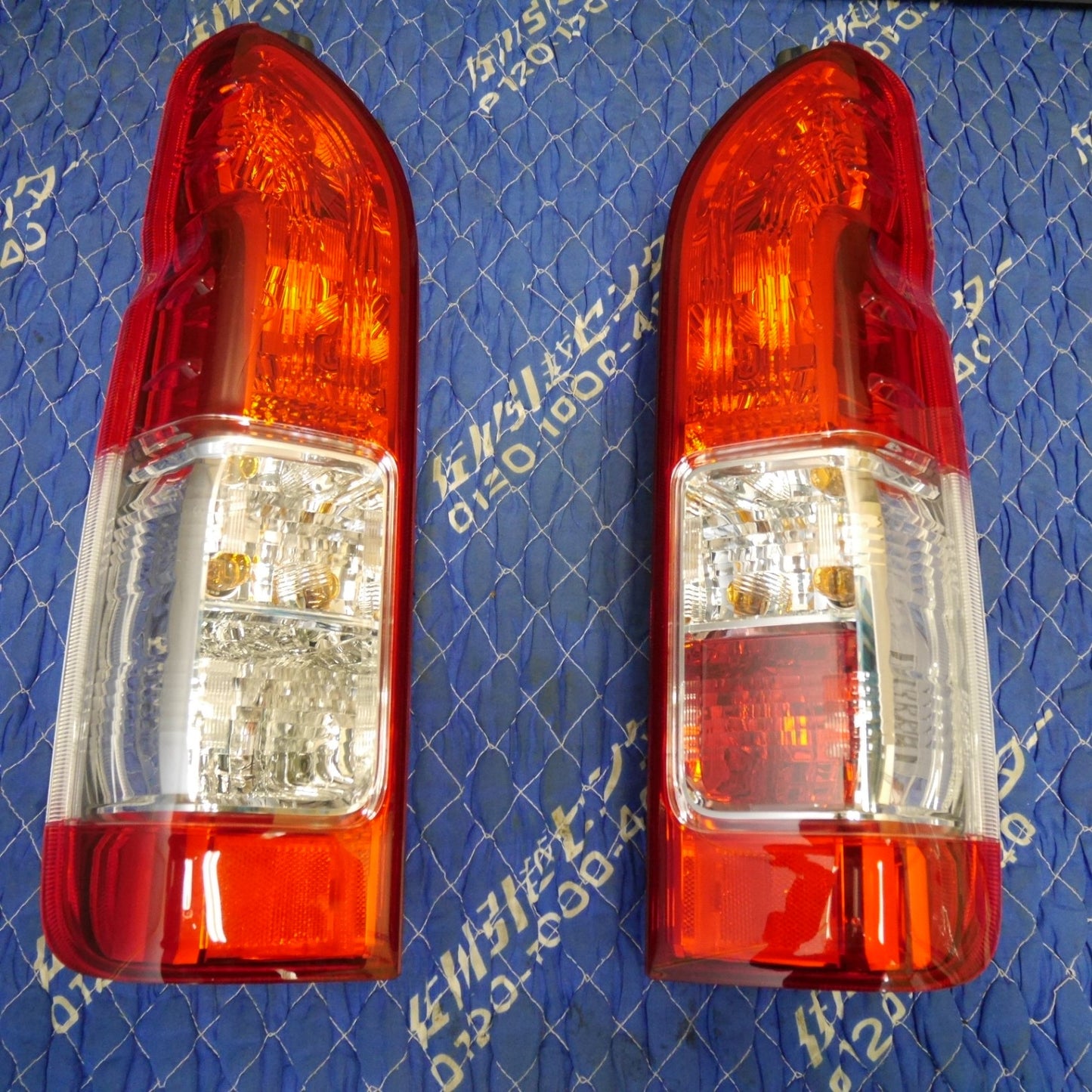 [送料無料] 新車外し！左右セット☆トヨタ 4 5 6 7 型 200系 ハイエース 純正 テールランプ テールライト TOYOTA KOITO 26-140 26-141☆