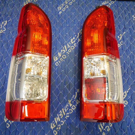 [送料無料] 新車外し！左右セット☆トヨタ 4 5 6 7 型 200系 ハイエース 純正 テールランプ テールライト TOYOTA KOITO 26-140 26-141☆