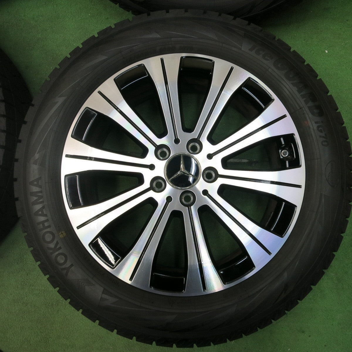 [送料無料] バリ溝！綺麗！ほぼ10分★ベンツ GLA GLB EQA EQB 純正 215/60R18 スタッドレス ヨコハマ アイスガード iG70 18インチ PCD112/5H★4110806SYス