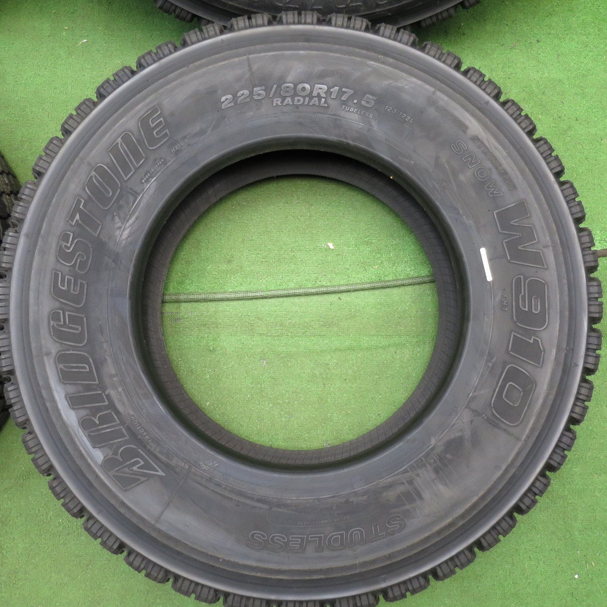 *送料無料* 未使用！22年★トラック タイヤ 225/80R17.5 123/122L スタッドレス ブリヂストン W910 タイヤ 17.5インチ★4033009KKスタ