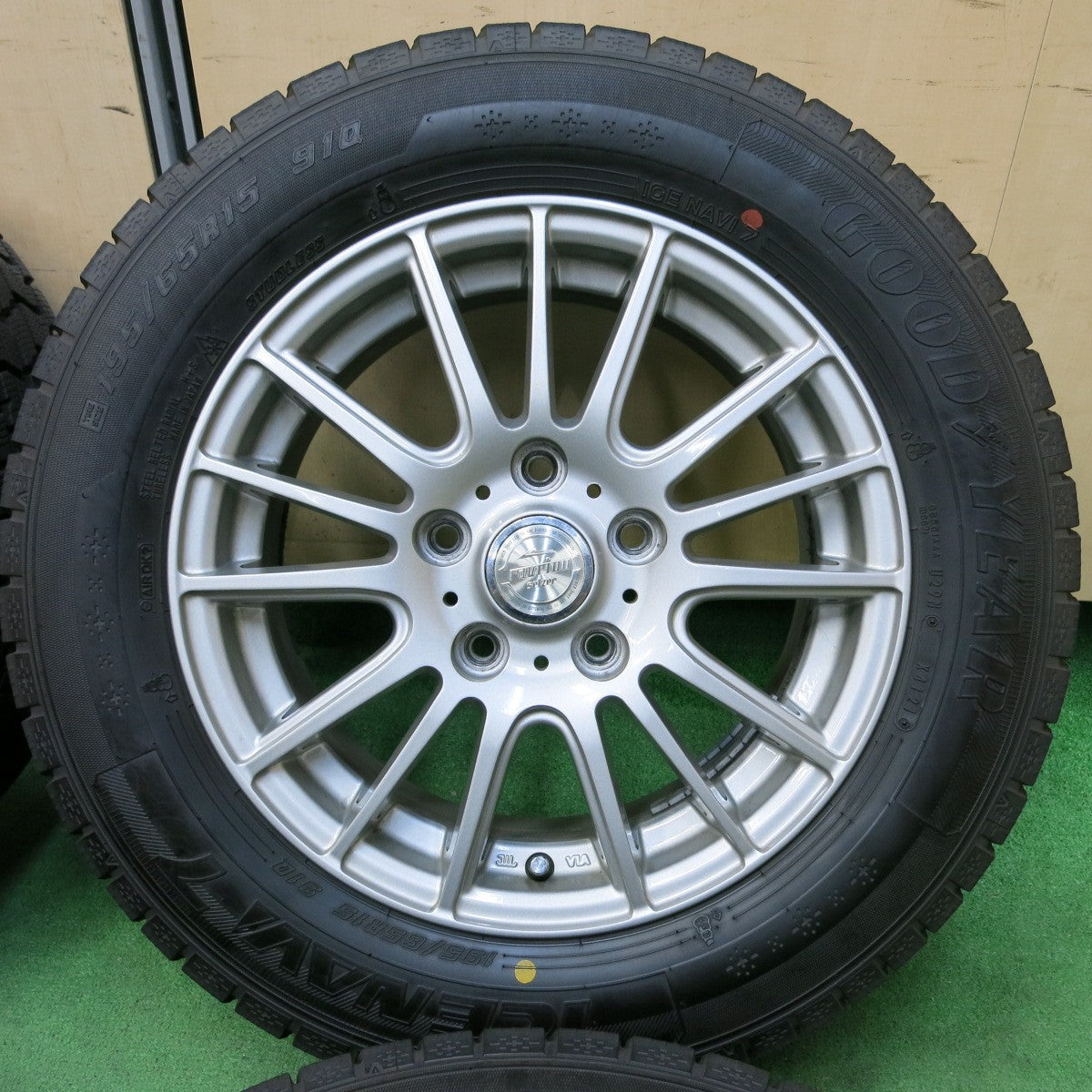 *送料無料* 超バリ溝！21年！キレイ！9.5分以上★スタッドレス 195/65R15 グッドイヤー アイスナビ7 ravrion selzer ラブリオン 15インチ PCD114.3/5H★4090510SYス