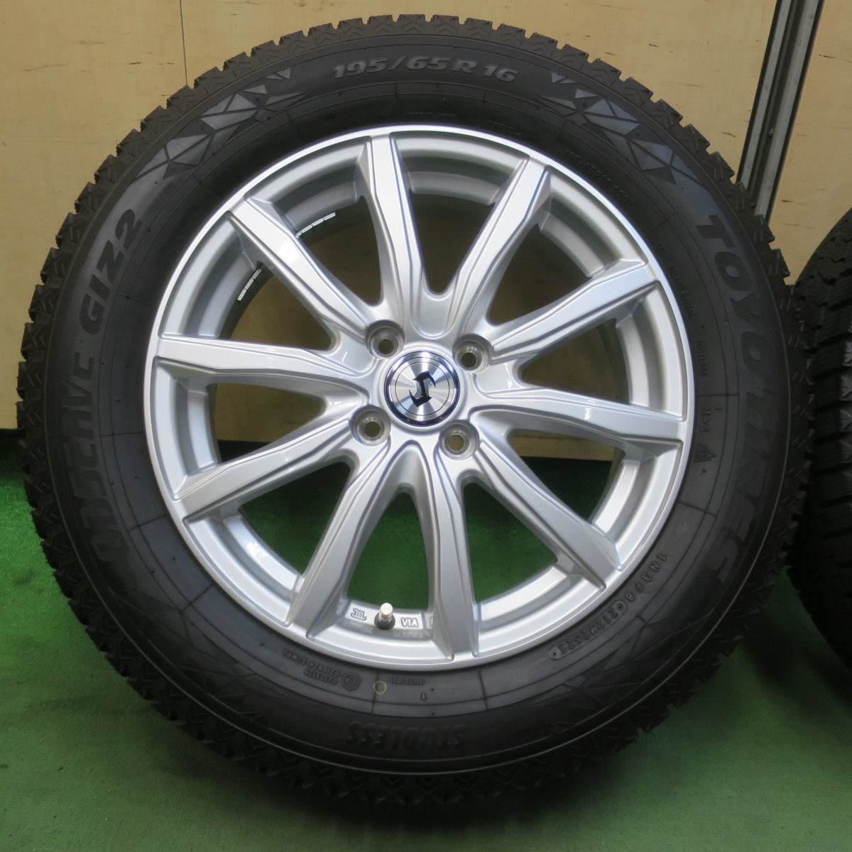 ほぼ未使用！25年！キレイ★スタッドレス 195/65R16 トーヨー オブザーブ GIZ2 社外 アルミ 16インチ PCD100/4H★6043016イス