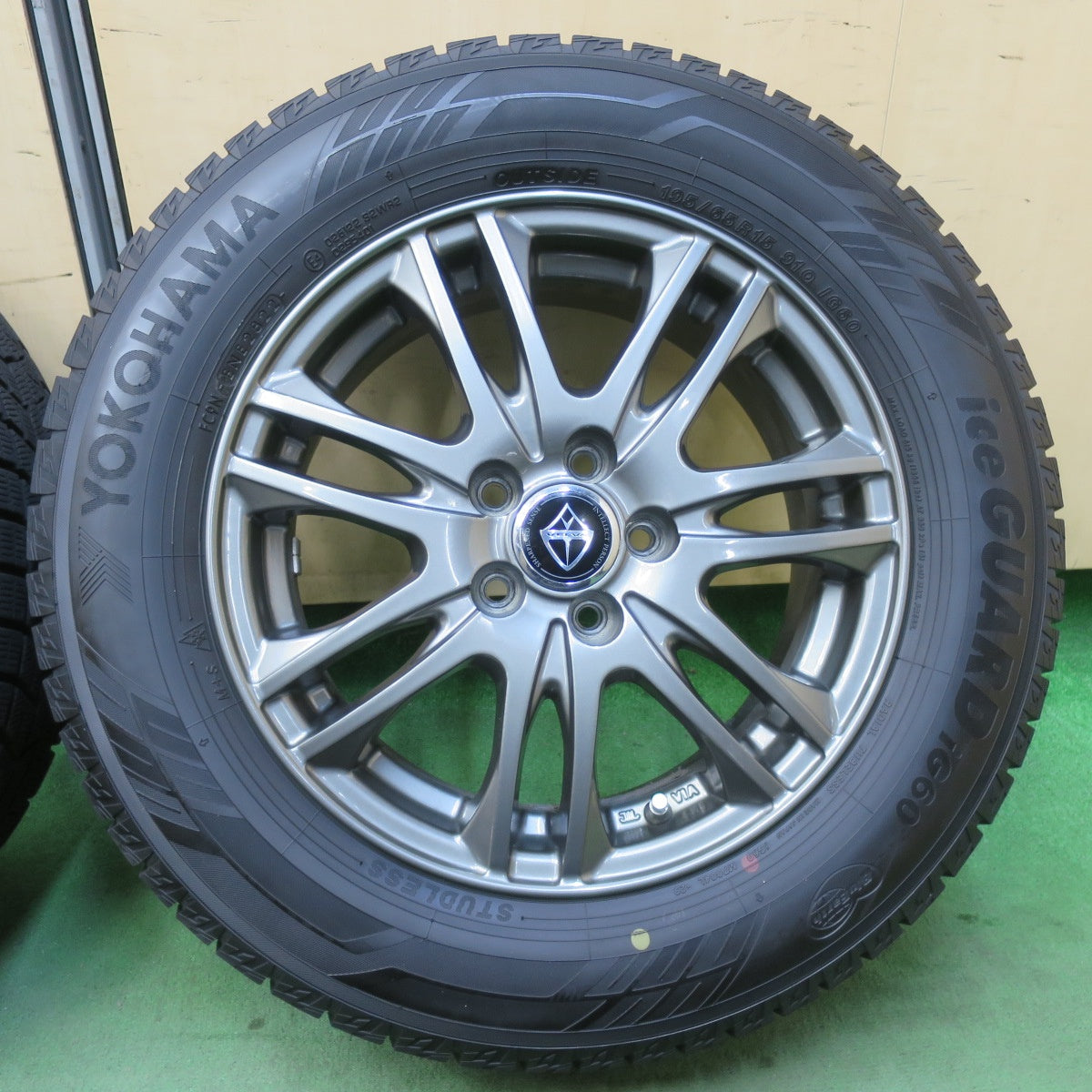 バリ溝！22年！キレイ！9.5分★プリウス 等 195/65R15 スタッドレス ヨコハマ アイスガード iG60 VELVA ヴェルヴァ 15インチ PCD100/5H★5111813イス