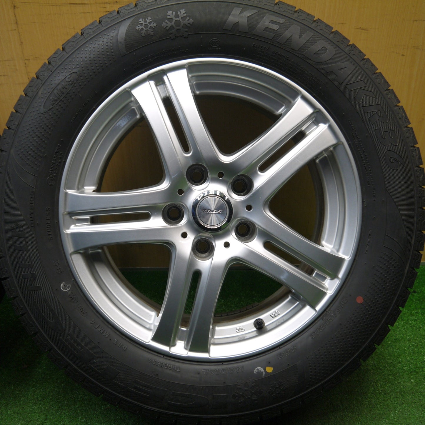 バリ溝！23年！キレイ！ほぼ10分★スタッドレス 215/60R16 ケンダ KR36 アイステック ネオ T.R.G.5 TRG5 16インチ PCD114.3/5H★5121002Hス