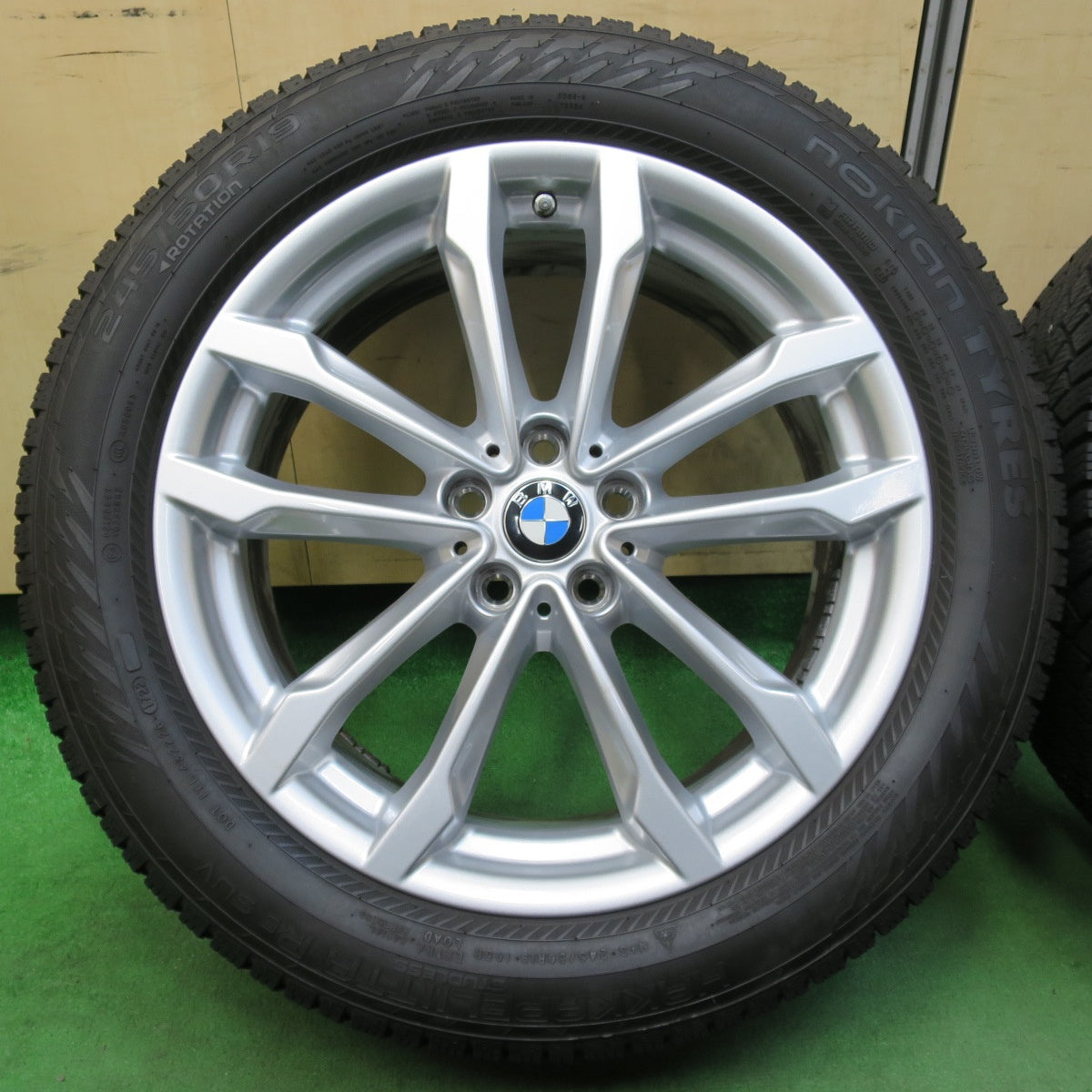 [送料無料] センサー付！バリ溝！22年！キレイ！9.5分以上★BMW X3 X4 純正 245/50R19 スタッドレス ノキアン タイヤ ハッカペリッタ R5 SUV 19インチ PCD112/5H★4112502イス