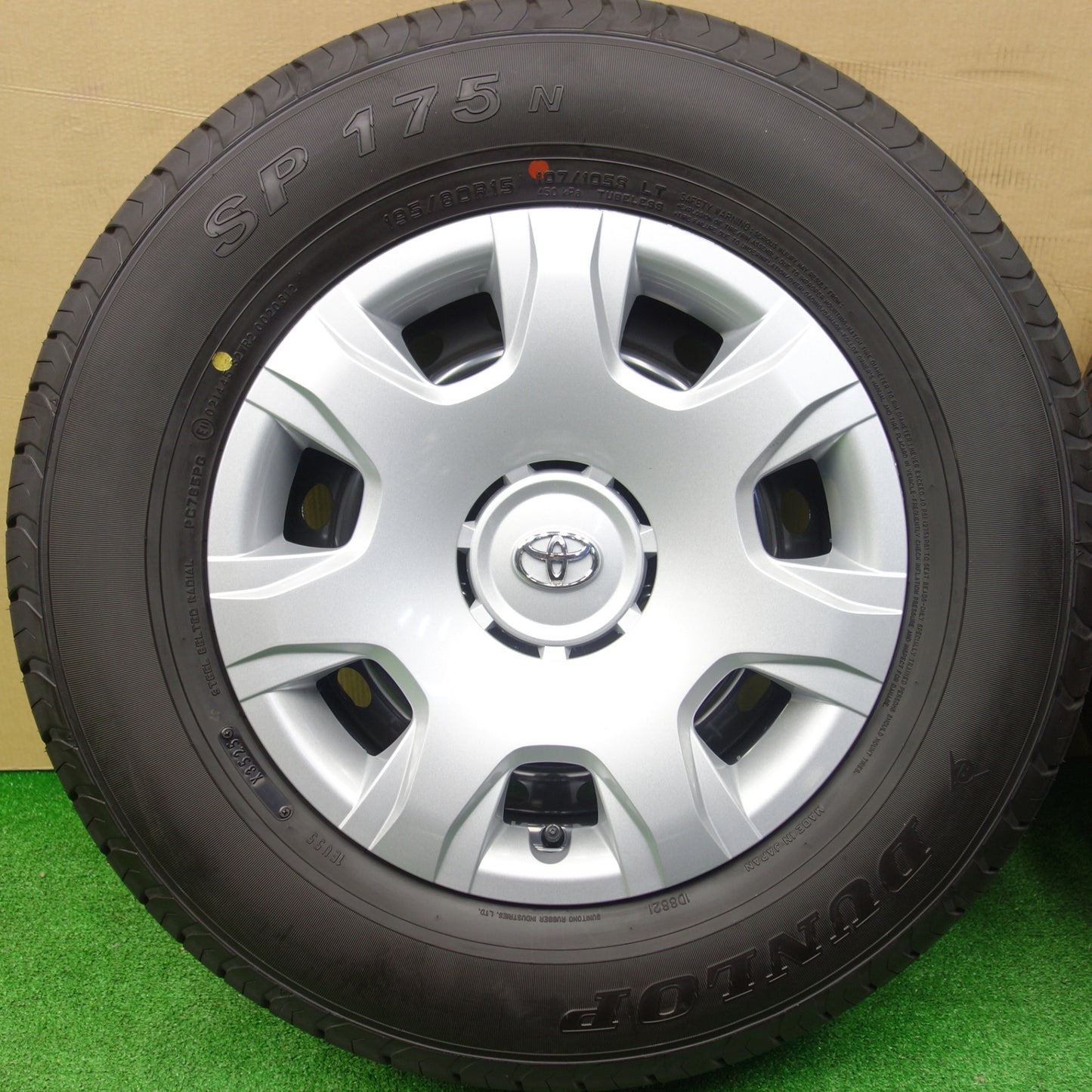 新車外し！25年★トヨタ 200系 ハイエース 純正 スチール 195/80R15 107/105S ダンロップ SP175N 15インチ PCD139.7/6H★5120701KTノ
