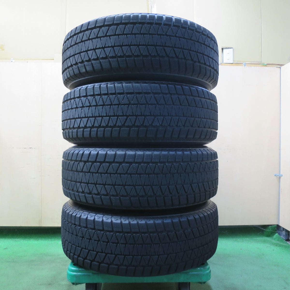 バリ溝！23年！キレイ！9.5分★アウディ 等 235/65R17 スタッドレス ブリヂストン ブリザック DM-V3 Team Sparco チームスパルコ 17インチ PCD112/5H★5090403イス